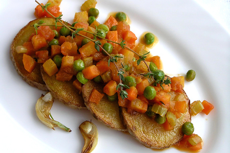 Жареный картофель с овощным рагу и чесноком : шаг 11