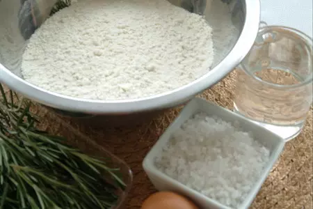 Сибас запеченный в тесте из морской соли: шаг 1