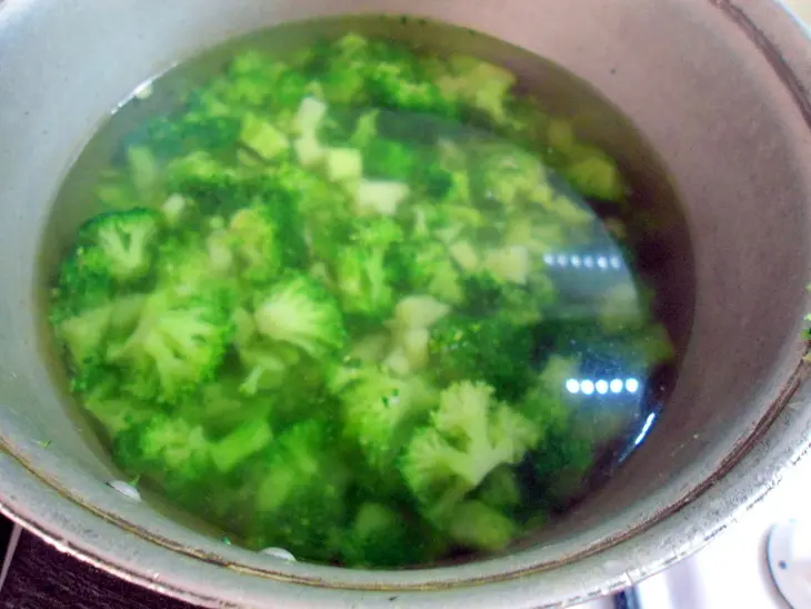 Салат с брокколи и крабовыми палочками.: шаг 1
