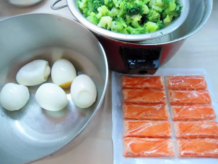 Салат с брокколи и крабовыми палочками.: шаг 2