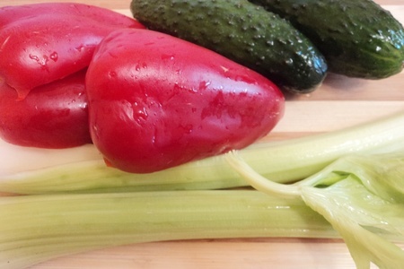 Салат из свежих овощей с ароматной заправкой.: шаг 1