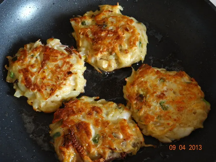 Картофельные драники с морепродуктами: шаг 4
