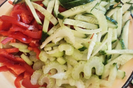 Салат из свежих овощей с ароматной заправкой.: шаг 2