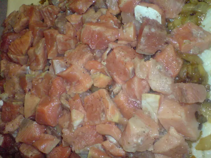 Новгородская рыбная кулебяка с лососем, рисом и яйцом: шаг 4