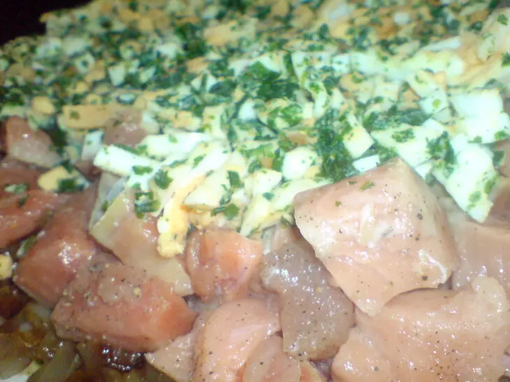 Новгородская рыбная кулебяка с лососем, рисом и яйцом: шаг 5