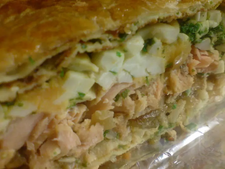 Новгородская рыбная кулебяка с лососем, рисом и яйцом: шаг 9