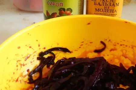 Салат из маринованной  свеклы с сельдереем и фруктами: шаг 1