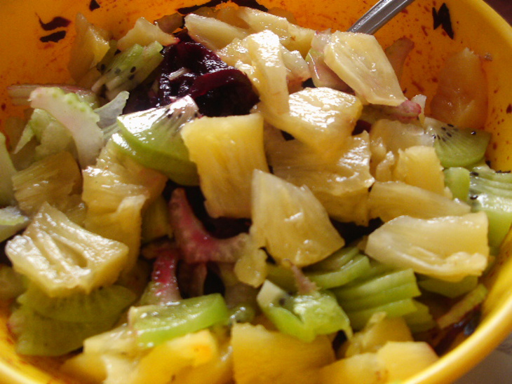 Салат из маринованной  свеклы с сельдереем и фруктами: шаг 2