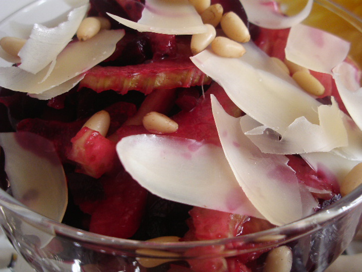 Салат из маринованной  свеклы с сельдереем и фруктами: шаг 5