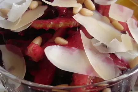 Салат из маринованной  свеклы с сельдереем и фруктами: шаг 5