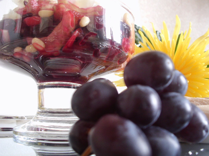 Салат из маринованной  свеклы с сельдереем и фруктами: шаг 7