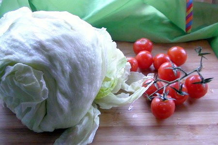Зелёный салат с печёной рыбой и сметано-луковой заправкой.: шаг 1