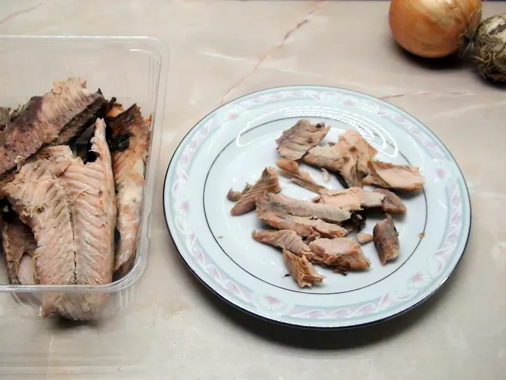 Зелёный салат с печёной рыбой и сметано-луковой заправкой.: шаг 2