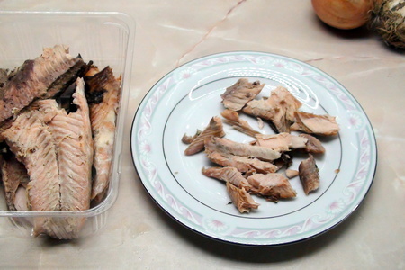 Зелёный салат с печёной рыбой и сметано-луковой заправкой.: шаг 2