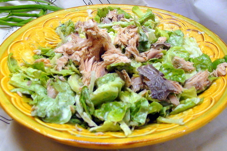 Зелёный салат с печёной рыбой и сметано-луковой заправкой.: шаг 3