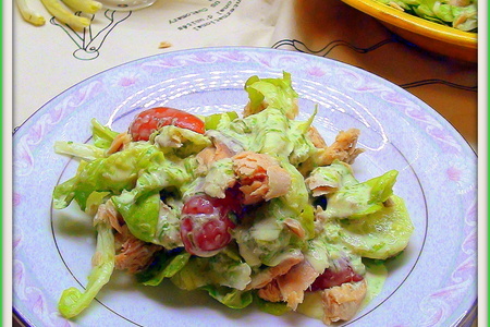 Зелёный салат с печёной рыбой и сметано-луковой заправкой.: шаг 4