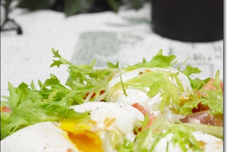 Салат фризе с сыровяленым мясом и яйцом-пашот: шаг 3