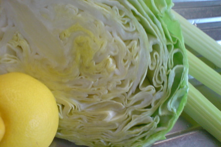 Салат  из весенней капусты с креветками// фм "легкий салат - минус пару сантиметров к лету": шаг 2