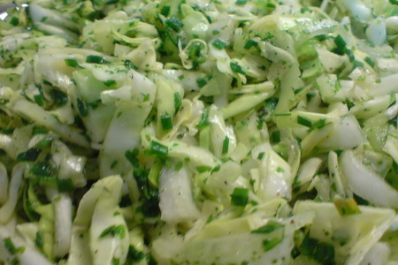 Салат  из весенней капусты с креветками// фм "легкий салат - минус пару сантиметров к лету": шаг 4