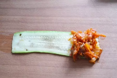 Рулетики из кабачков с овощами: шаг 3