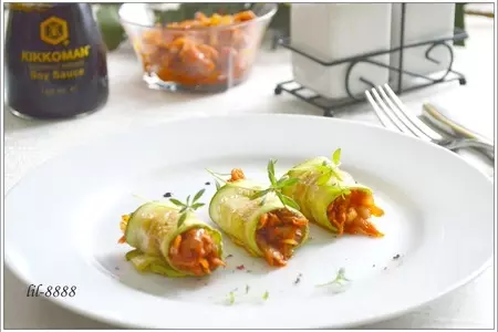 Рулетики из кабачков с овощами: шаг 4
