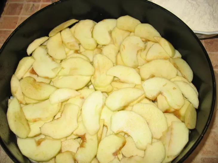 Шведский заварной яблочный пирог: шаг 3