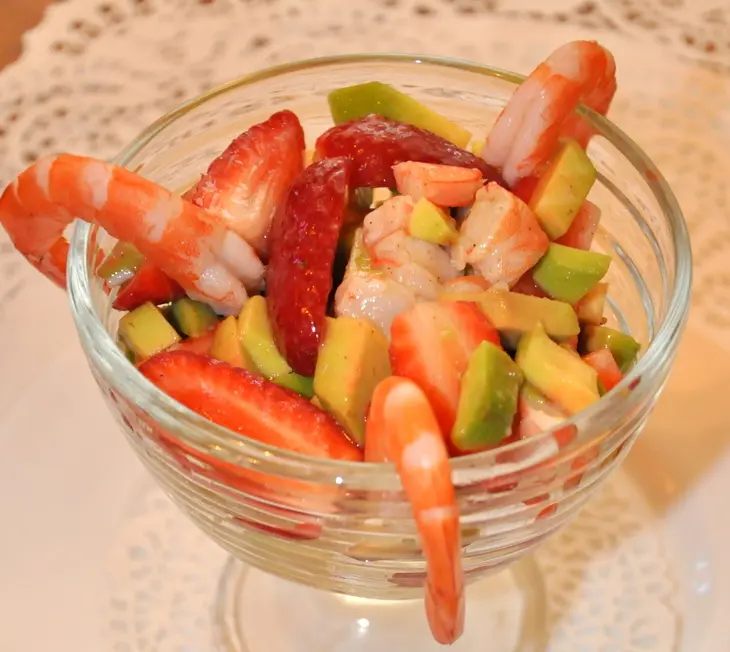 Салат с авокадо, клубникой и креветками: шаг 3