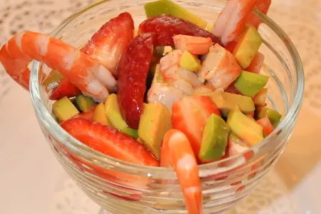Салат с авокадо, клубникой и креветками: шаг 3