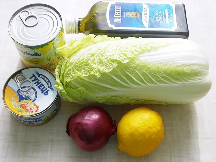 Салат  с тунцом, пекинской капустой и кукурузой: шаг 1