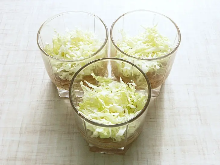 Салат  с тунцом, пекинской капустой и кукурузой: шаг 3