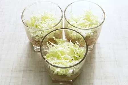 Салат  с тунцом, пекинской капустой и кукурузой: шаг 3