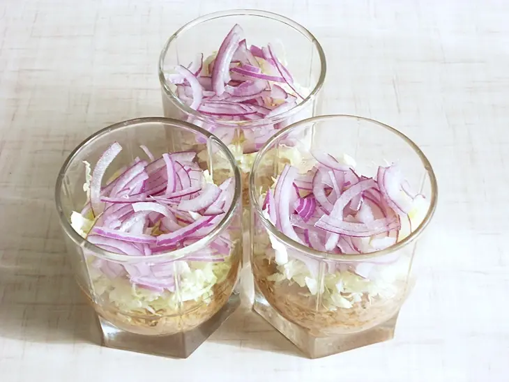 Салат  с тунцом, пекинской капустой и кукурузой: шаг 4