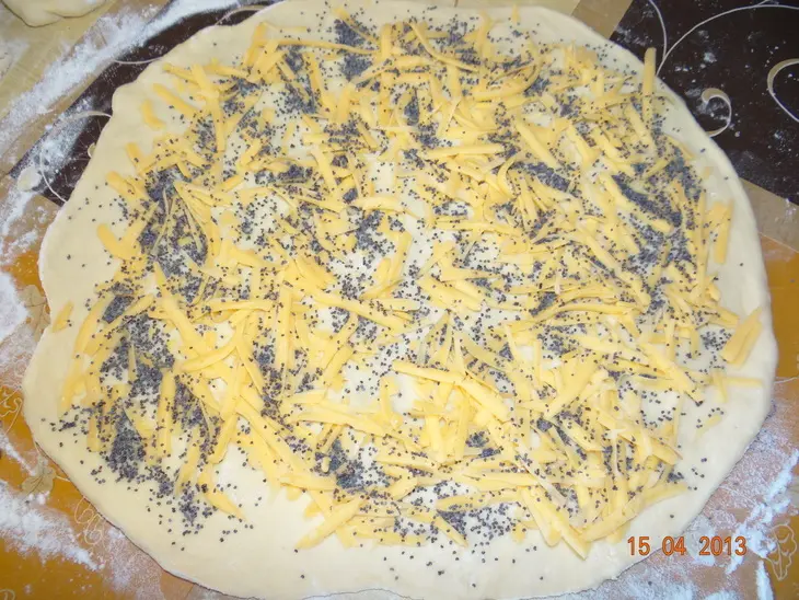 Сырные слоёные булочки с маком: шаг 2