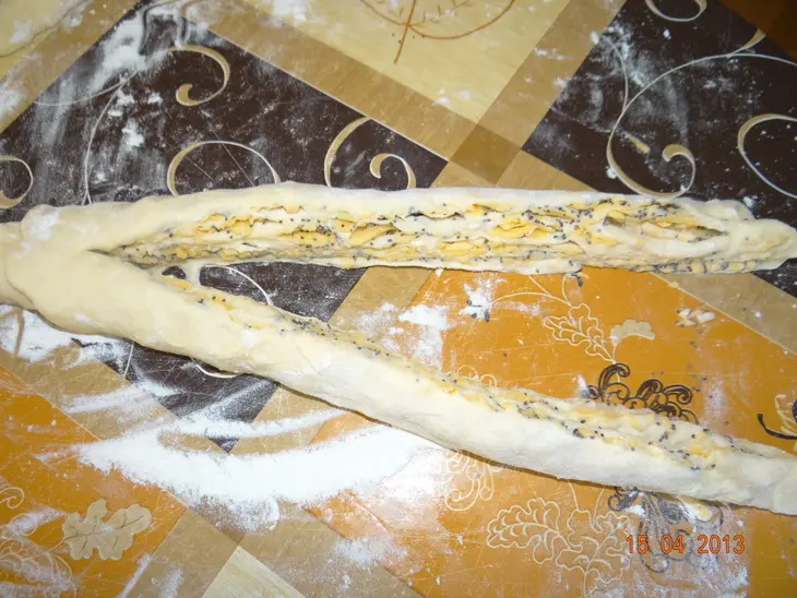Сырные слоёные булочки с маком: шаг 3