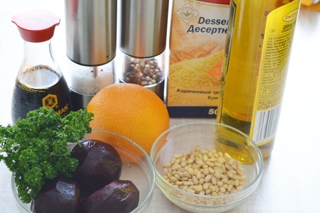 Салат из свеклы с апельсиновой заправкой, соевым соусом и кедровыми орешками.: шаг 1