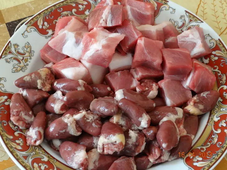Мини-шашлычок из куриных сердечек и свинины с овощами, маринованный в кисло-сладком маринаде: шаг 1