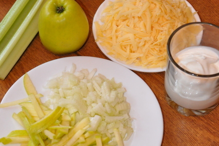 Салат с сельдереем, яблоками и сыром: шаг 1