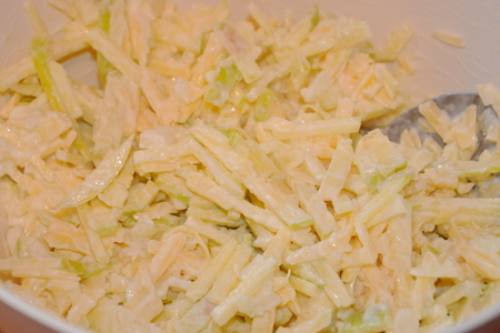 Салат с сельдереем, яблоками и сыром: шаг 2