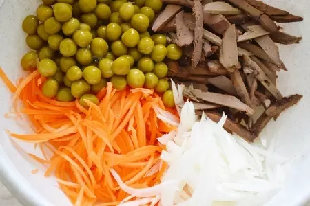 Салат из куриной печени с овощами.: шаг 2