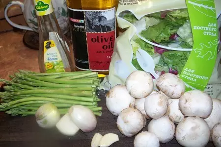 Теплый салат со спаржей и грибами: шаг 1