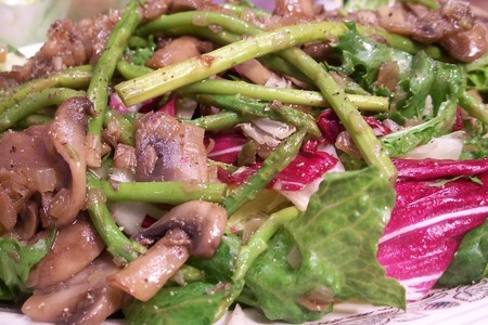 Теплый салат со спаржей и грибами: шаг 5