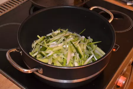 Свинина в дижонском соусе с огурцом и луком-пореем.: шаг 5