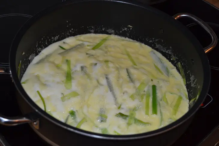 Свинина в дижонском соусе с огурцом и луком-пореем.: шаг 6