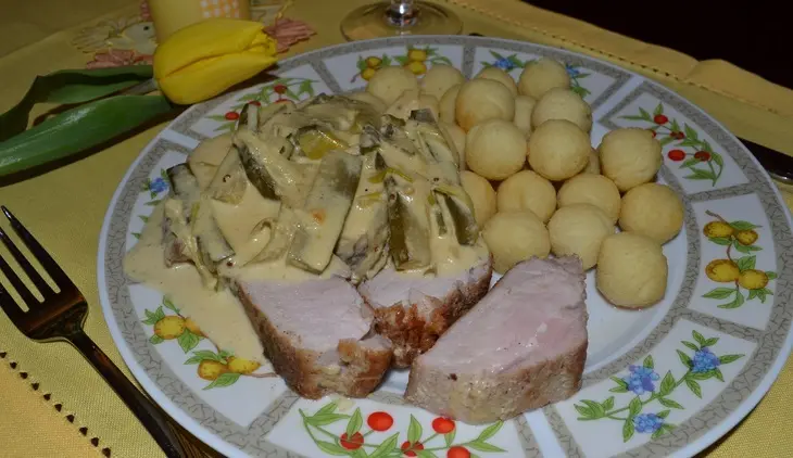 Свинина в дижонском соусе с огурцом и луком-пореем.: шаг 10
