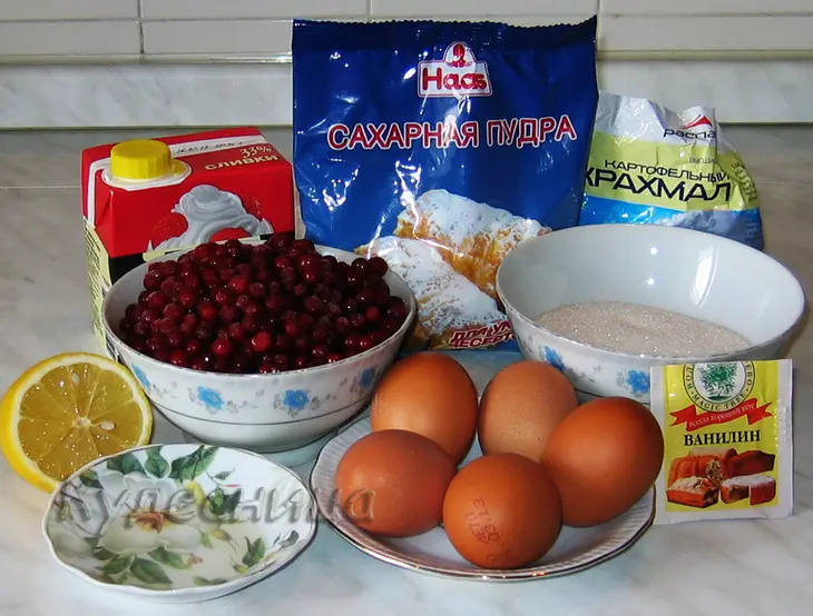 Брусничный рулет-безе: шаг 1