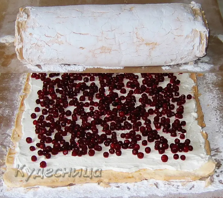 Брусничный рулет-безе: шаг 7