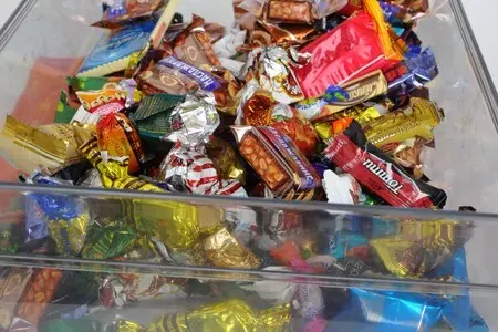 Овсяное печенье из шоколадных конфет.: шаг 1