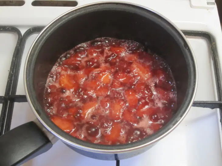 Пирожное "сердечки" с клубничным муссом.: шаг 8