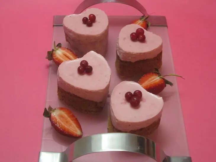 Пирожное "сердечки" с клубничным муссом.: шаг 13