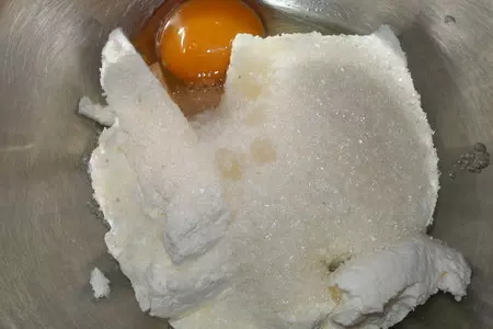 Сырники в духовке: шаг 1
